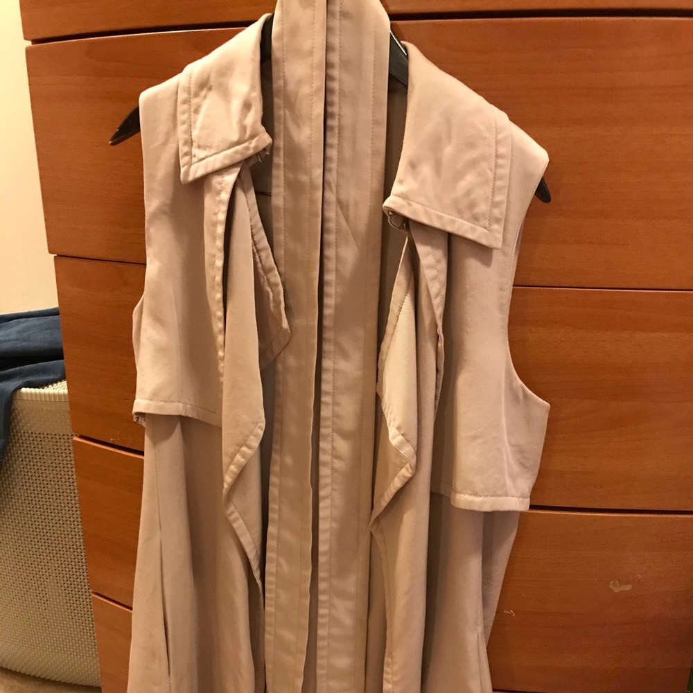 Sleeveless cloak (jerkin) (vest)